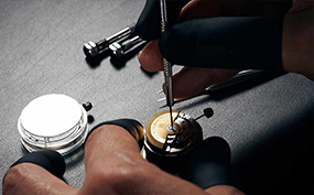 如何去除手表表带上的划痕和污渍